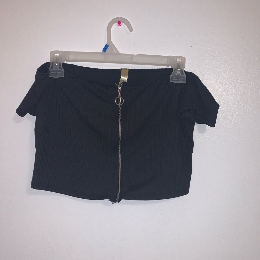 Off shoulder crop top🤍